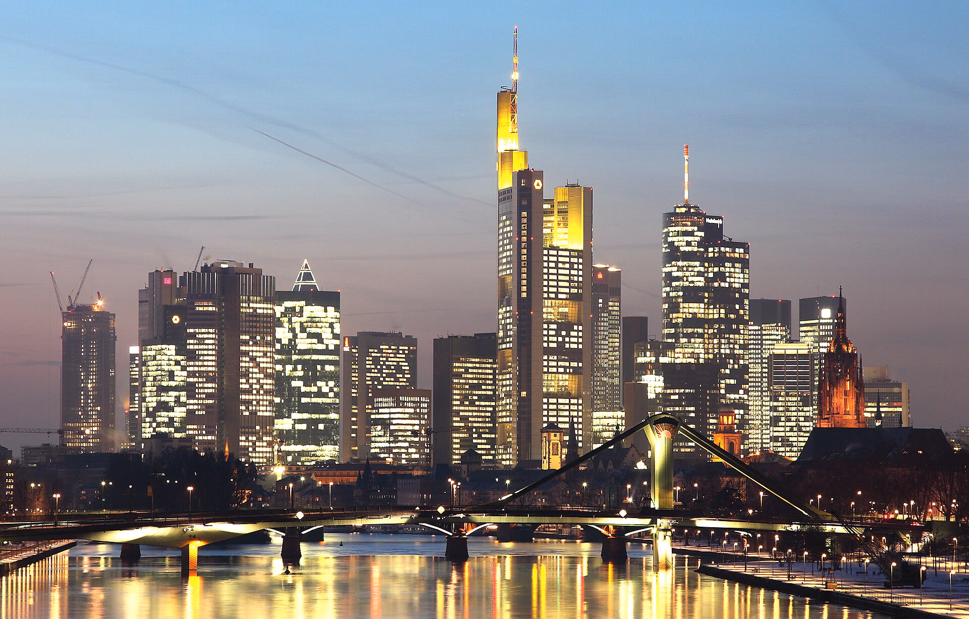 Frankfurts Bankenviertel und die Brücken über den Main am Abend