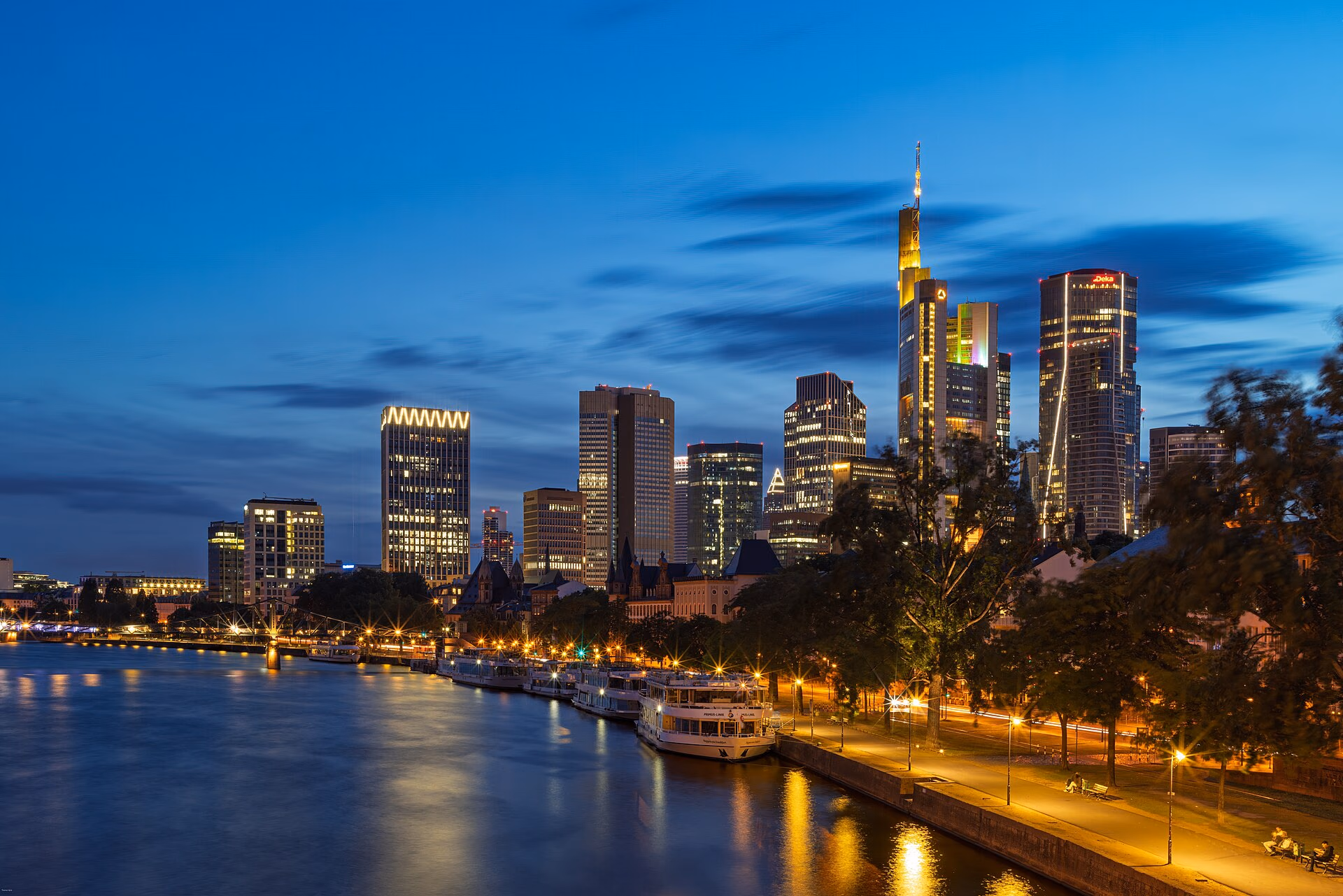 Frankfurter Skyline am Main in der blauen Stunde